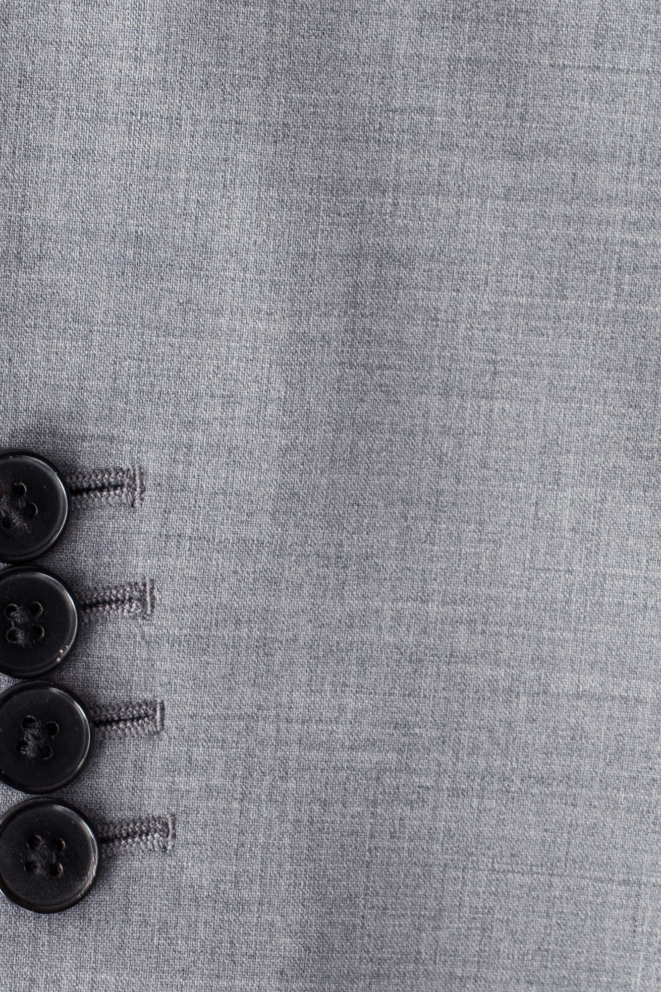 szary-garnitur-meski-2-zblizenie